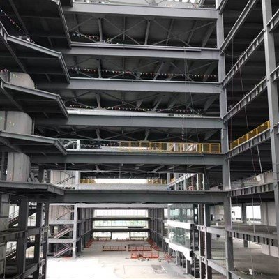Viacposchodová budova z prefabrikovanej oceľovej konštrukcie-